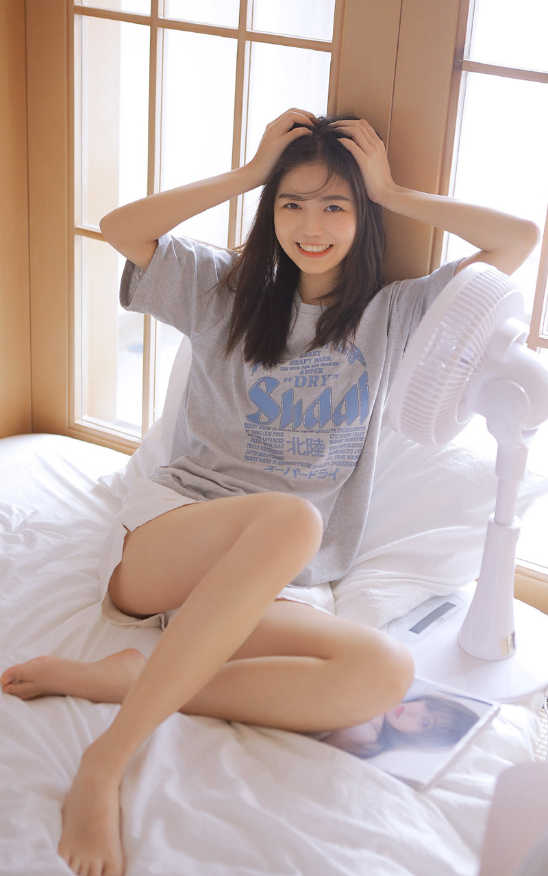 床上美女图片
