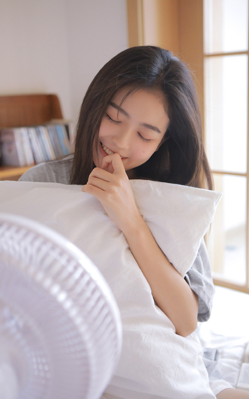 床上美女图片