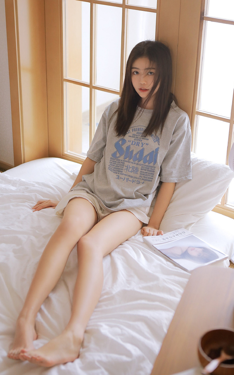 床上美女图片