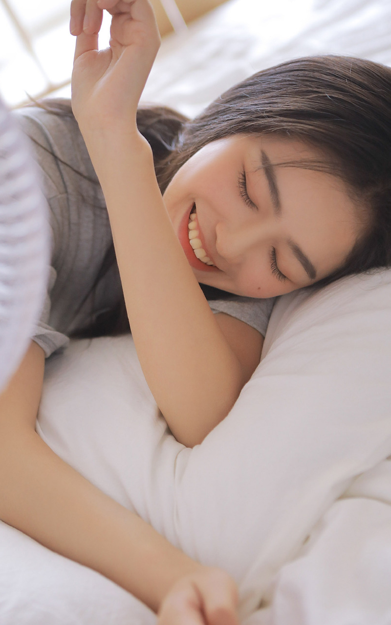 床上美女图片