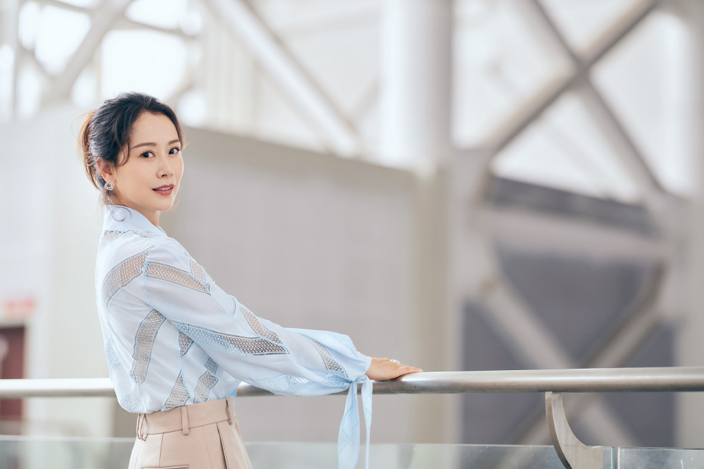 高清中国南京女演员海清蓝色衬衣清爽性感图片写真图片