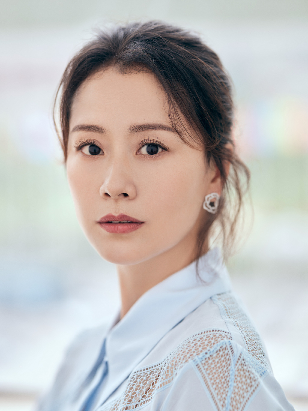 高清中国南京女演员海清蓝色衬衣清爽性感图片写真图片