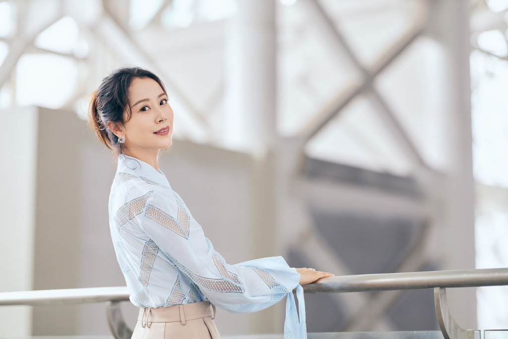 高清中国南京女演员海清蓝色衬衣清爽性感图片写真图片