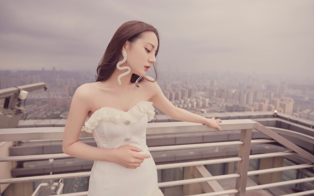 新疆乌鲁木齐美女演员迪丽热巴最新杂志写真图片图片