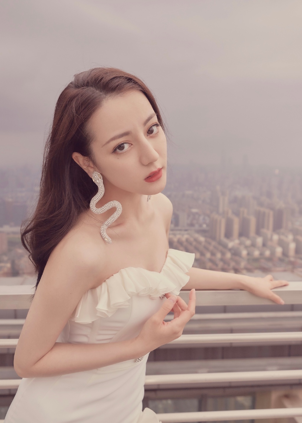 新疆乌鲁木齐美女演员迪丽热巴最新杂志写真图片图片