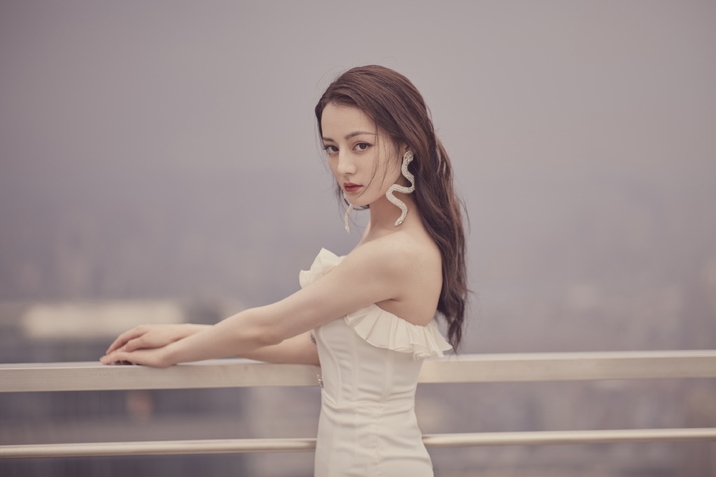 新疆乌鲁木齐美女演员迪丽热巴最新杂志写真图片图片