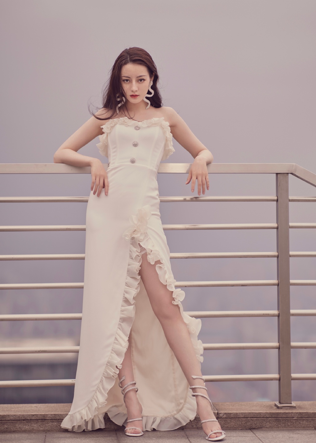 新疆乌鲁木齐美女演员迪丽热巴最新杂志写真图片图片