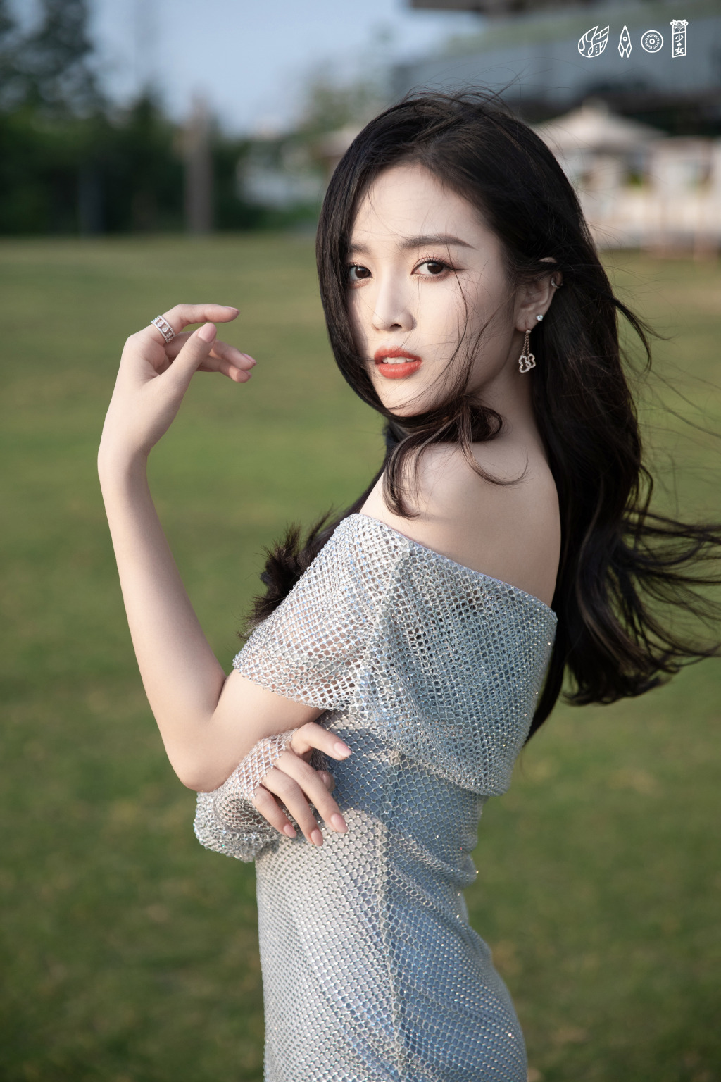 高清女明星吴宣仪酷美时尚高清手机壁纸图片