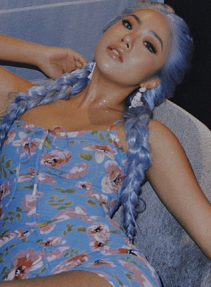 高清上海美女王菊亮红皮衣撩人写真图片图片