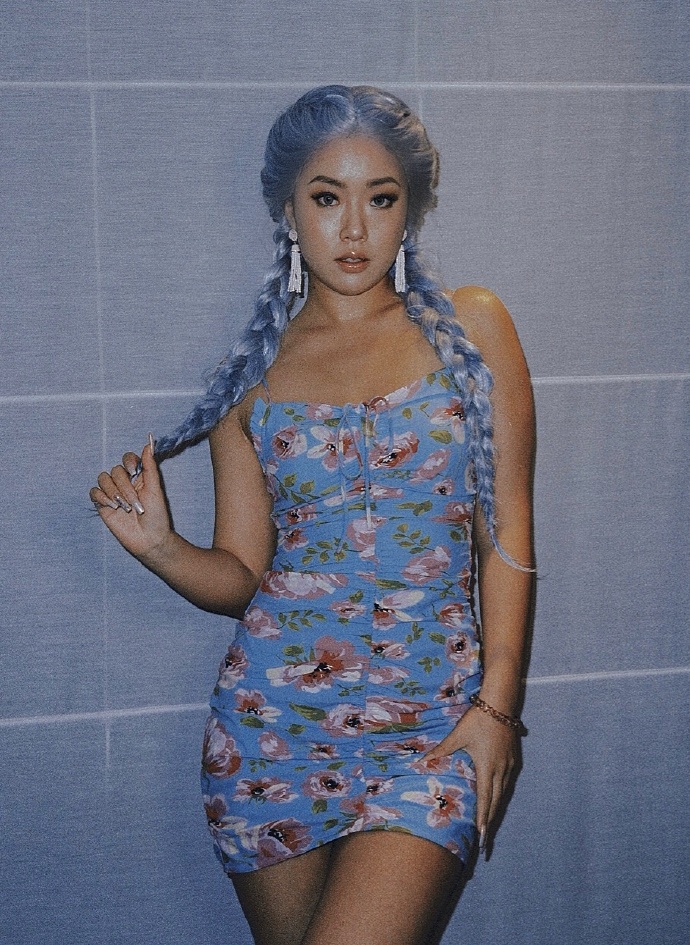 高清上海美女王菊亮红皮衣撩人写真图片图片