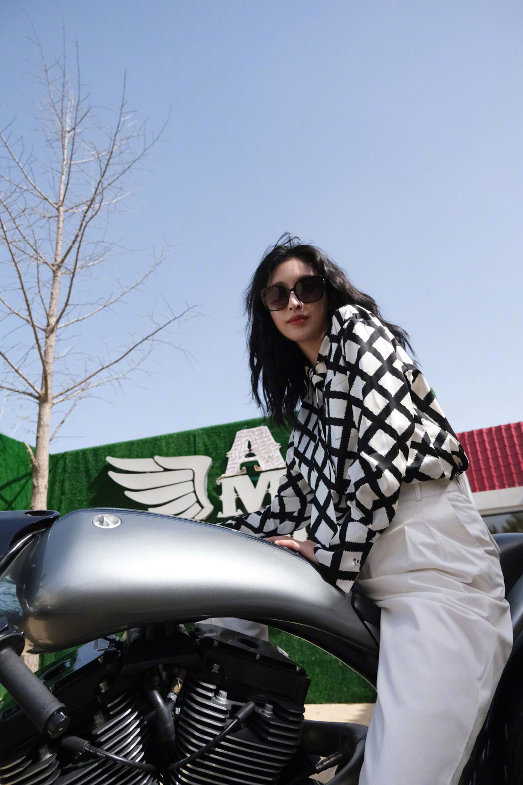 高清上海美女王菊亮红皮衣撩人写真图片图片
