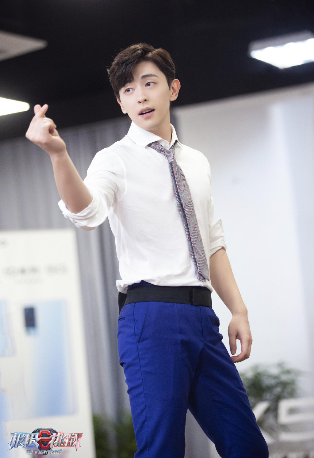 中国内地影视河北省石家庄男演员邓伦儒雅绅士西装写真图片图片