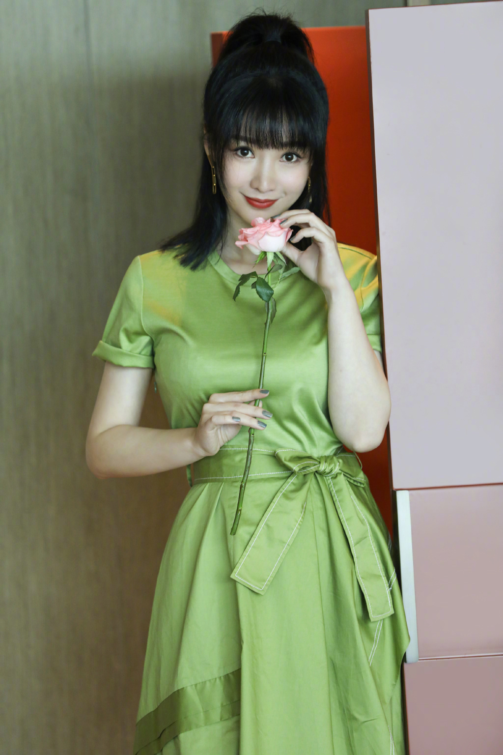 中国内地湖南衡阳女演员柳岩写真电脑桌面壁纸之网络美女图片