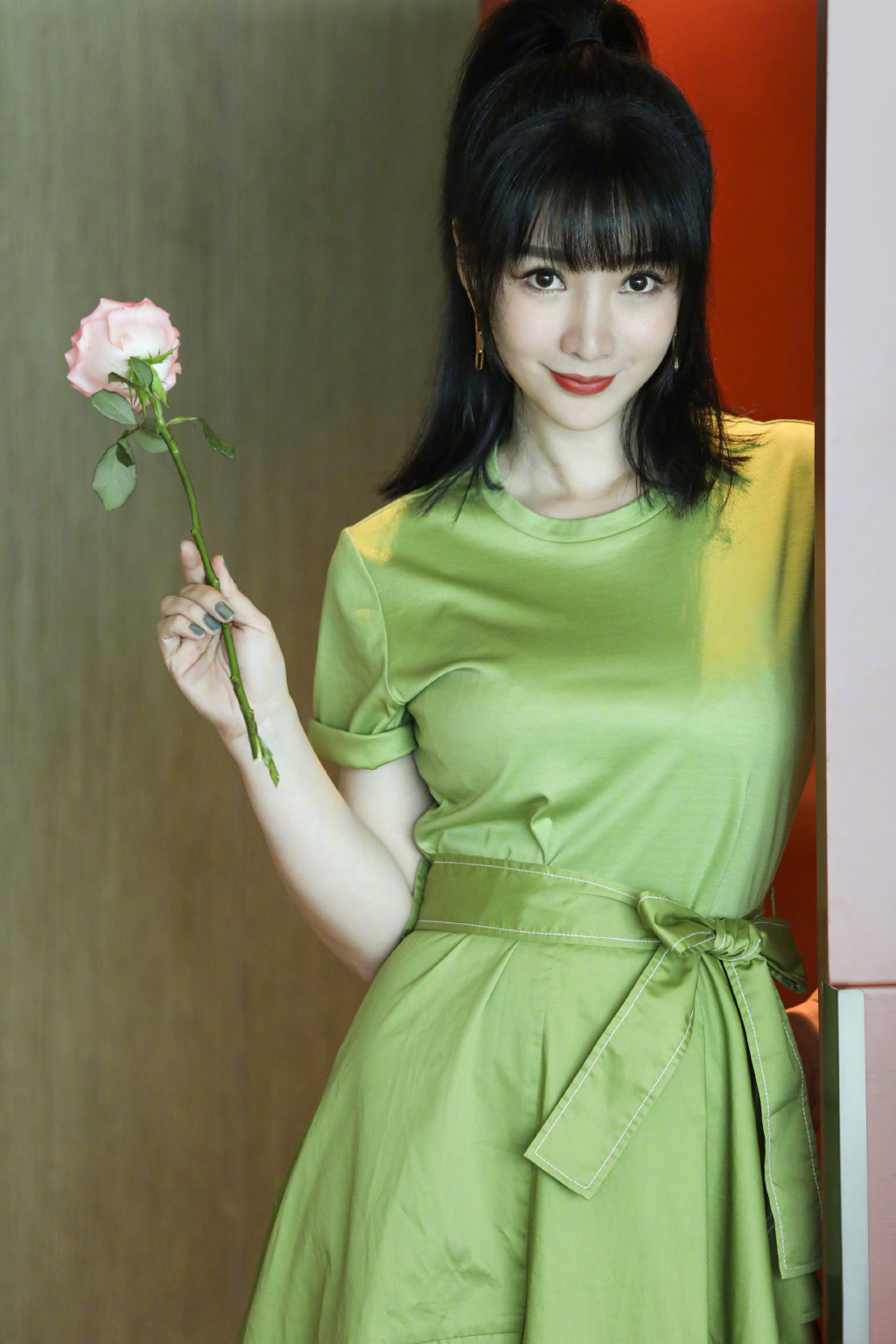 中国内地湖南衡阳女演员柳岩写真电脑桌面壁纸之网络美女图片