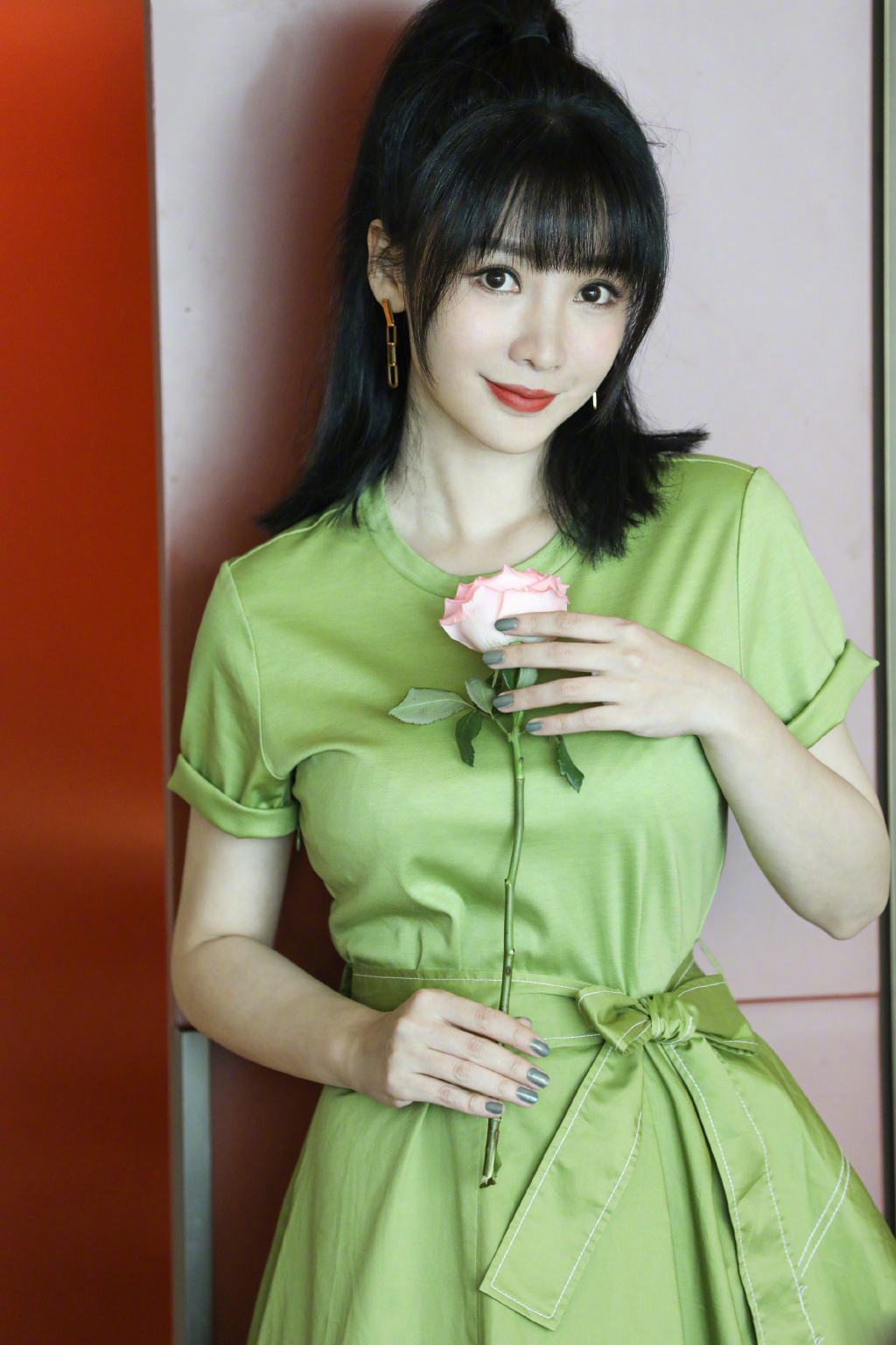 中国内地湖南衡阳女演员柳岩写真电脑桌面壁纸之网络美女图片