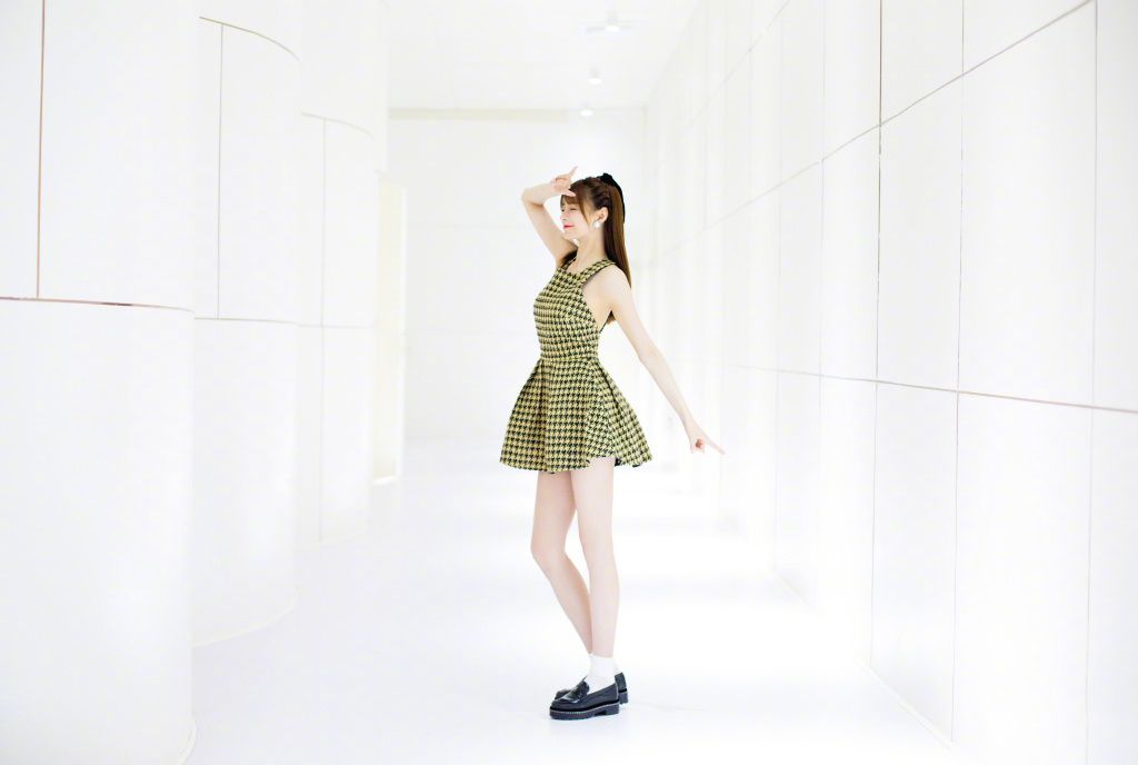 高清湖南省湘西吉首市美女沈梦辰抹胸性感唯美写真图片图片