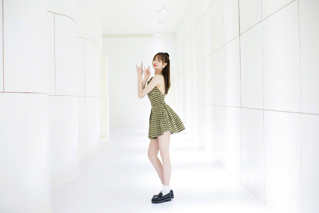 高清湖南省湘西吉首市美女沈梦辰抹胸性感唯美写真图片图片