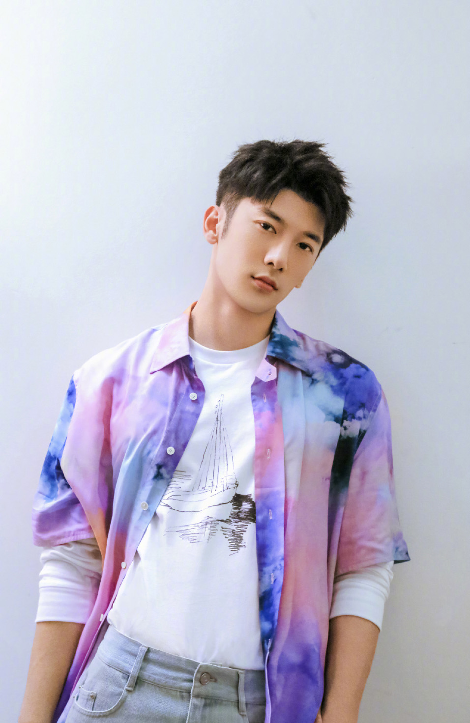 中国内地影视男演员刘芮麟工装服帅气写真图片图片