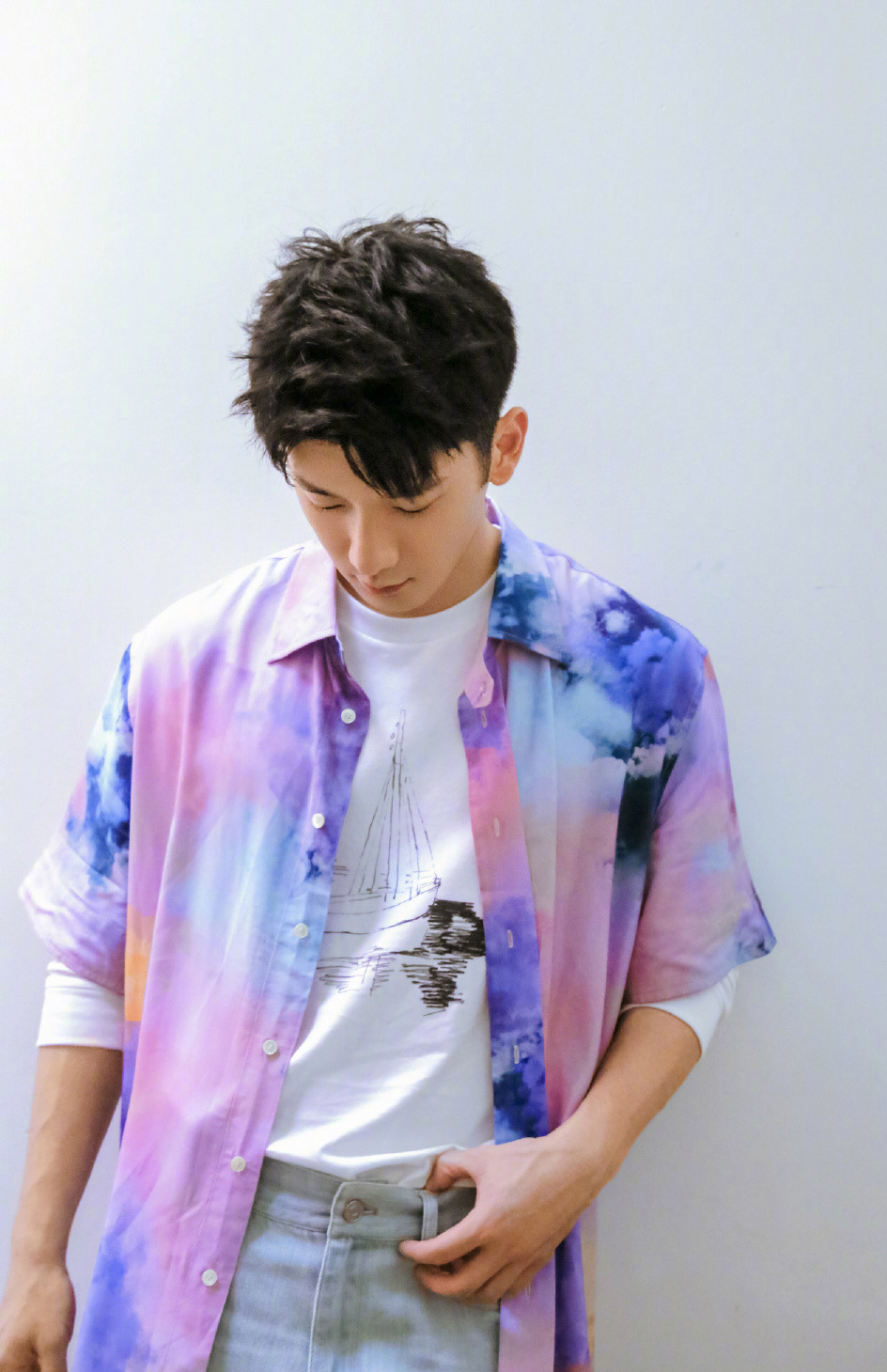 中国内地影视男演员刘芮麟工装服帅气写真图片图片