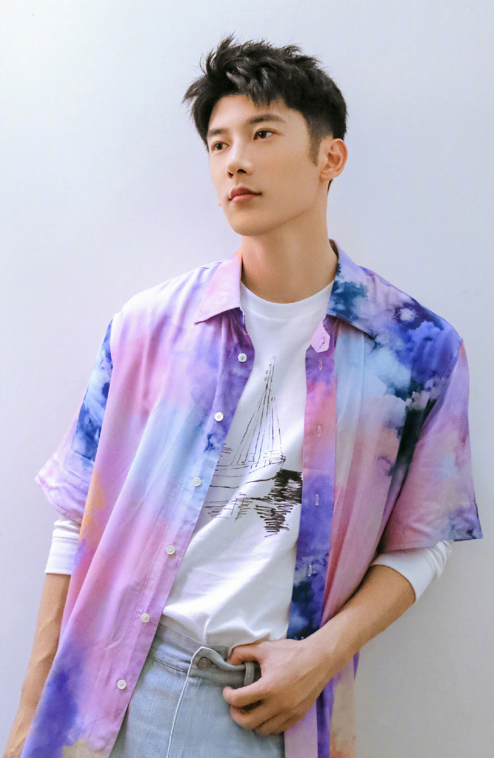 中国内地影视男演员刘芮麟工装服帅气写真图片图片