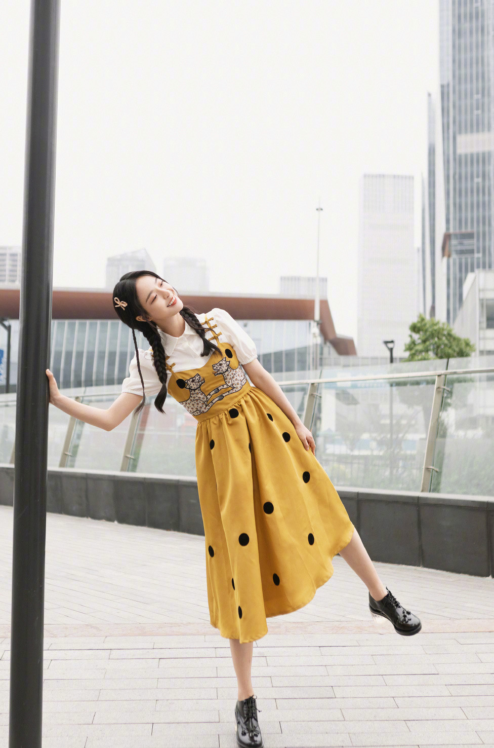 高清山东青岛美女李莎旻子吊带黄裙甜美写真图片图片