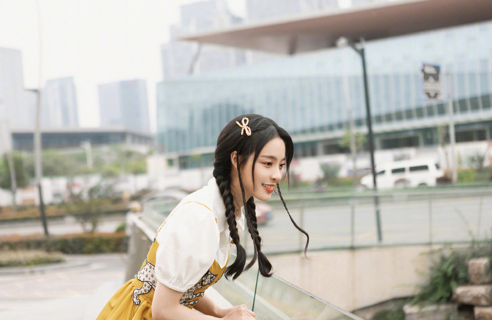 高清山东青岛美女李莎旻子吊带黄裙甜美写真图片图片