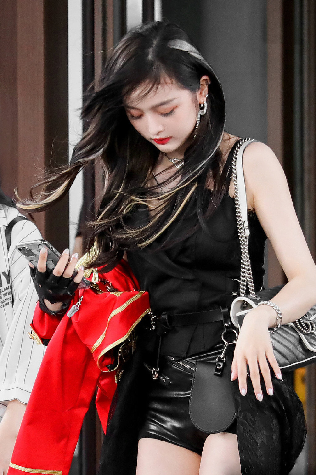 高清女明星吴宣仪酷美时尚高清手机壁纸图片