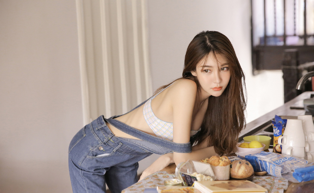 最新仿4493长发美女低胸白皙性感写真图片图片
