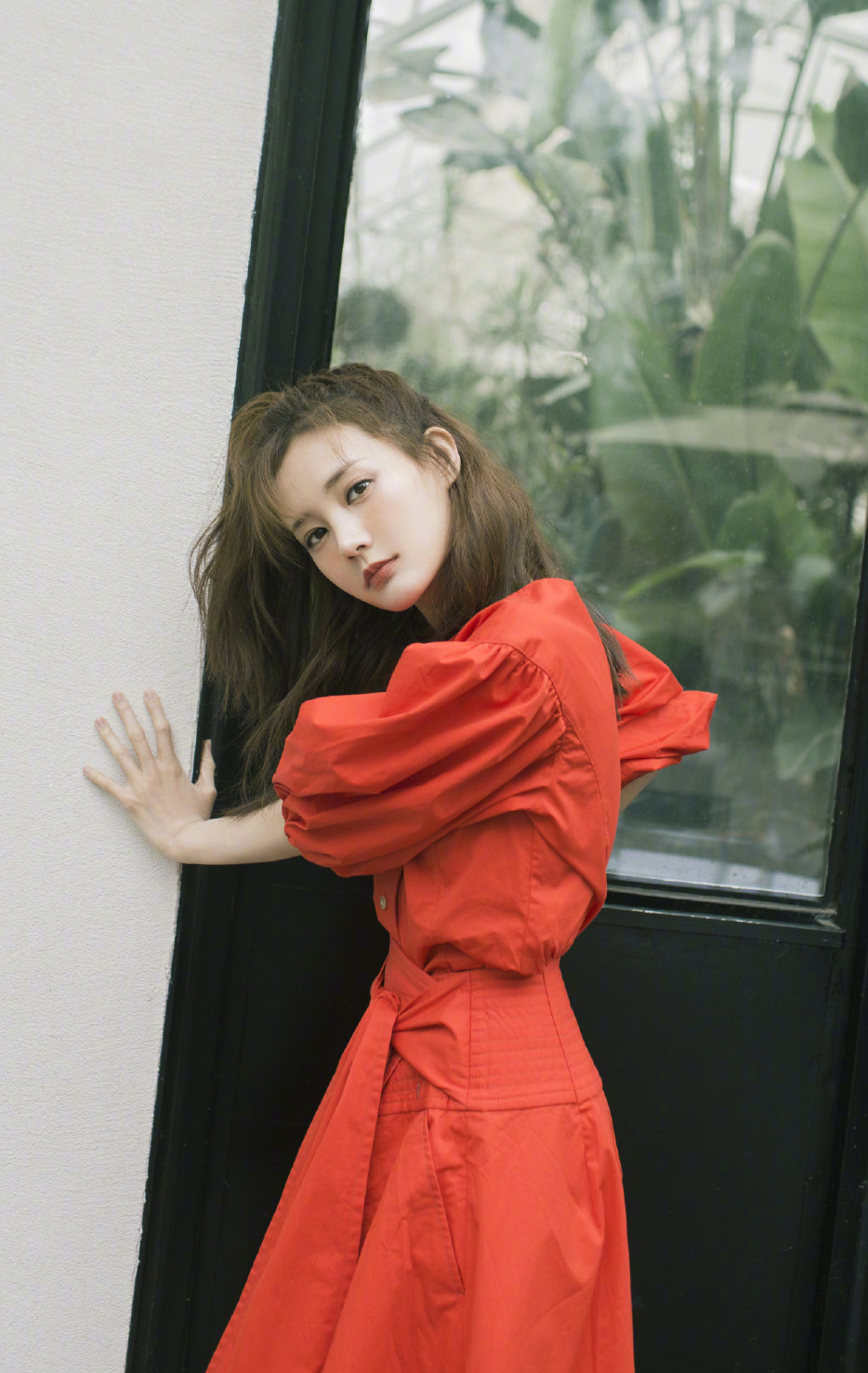 高清中国内地山东济南女演员李一桐露肩裙优雅代言写真图片图片