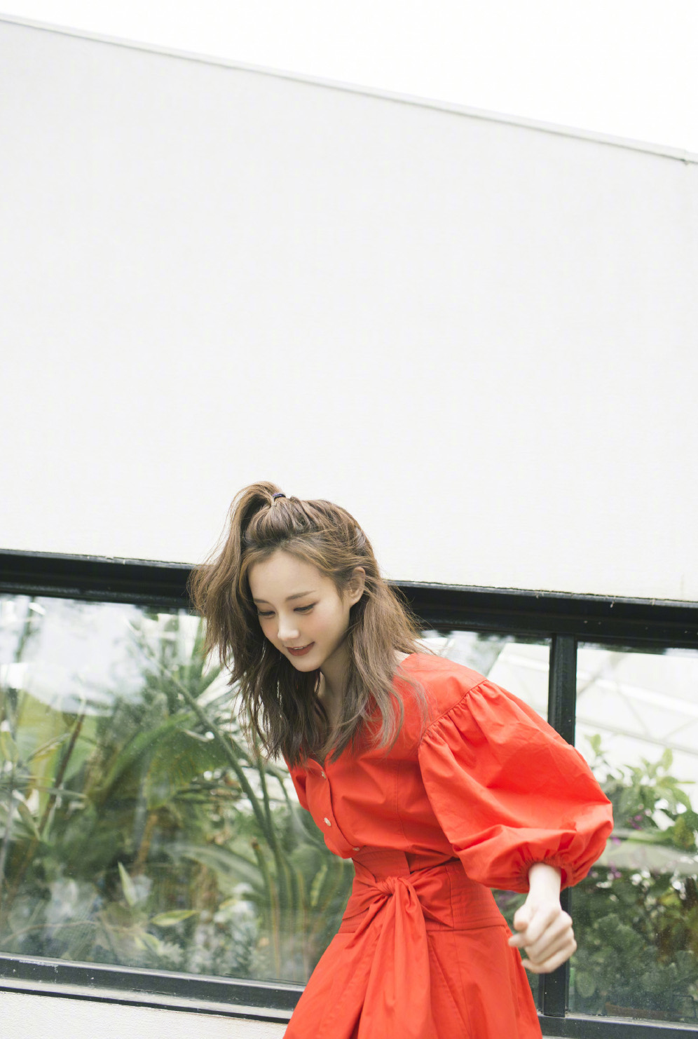 高清中国内地山东济南女演员李一桐露肩裙优雅代言写真图片图片