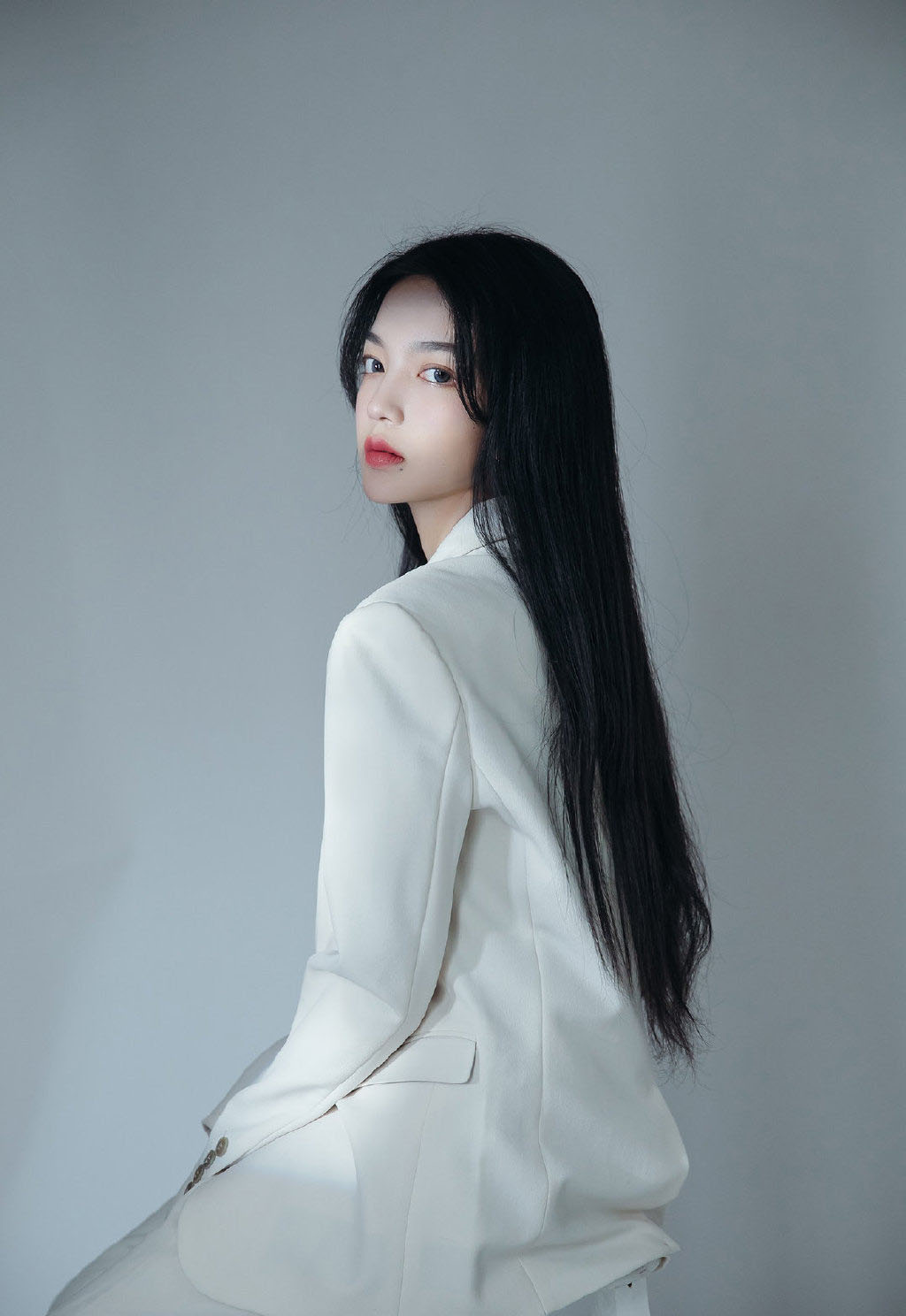 中国内地影视天津女演员张萌霸气西装性感事业线写真图片图片