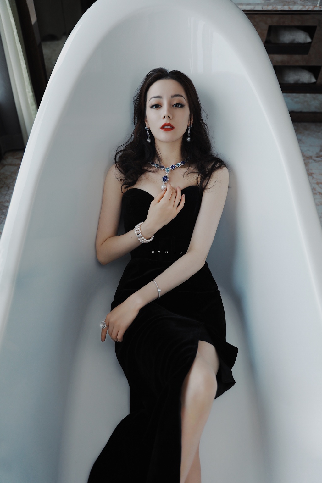 新疆乌鲁木齐美女演员迪丽热巴最新杂志写真图片图片