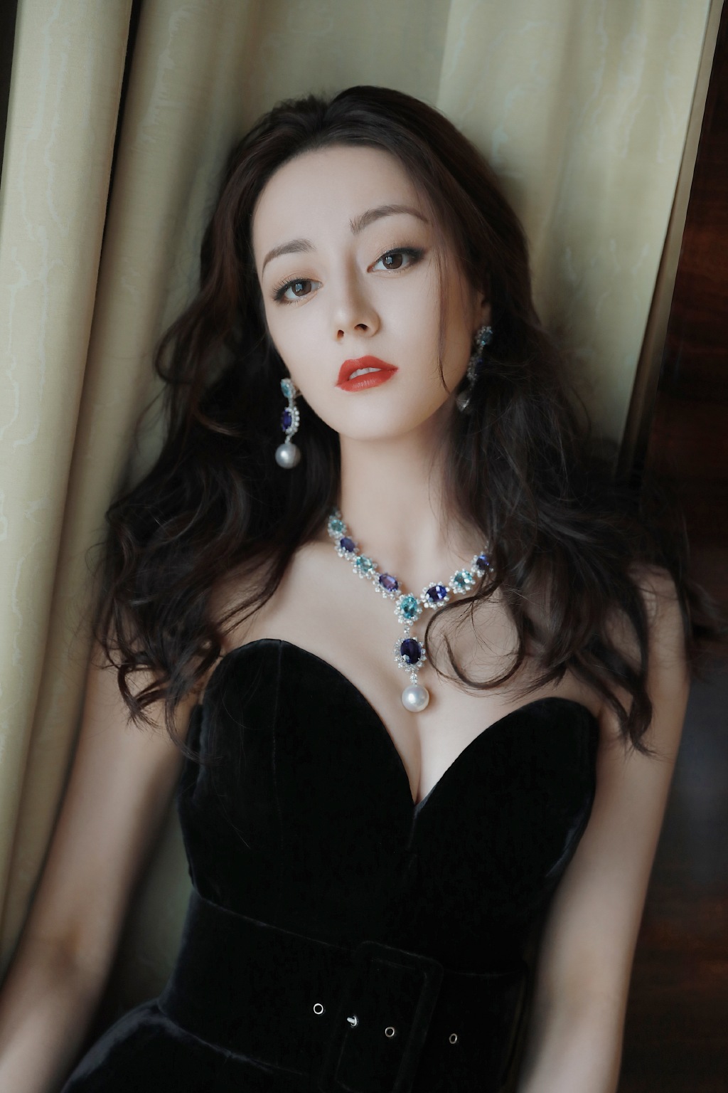 新疆乌鲁木齐美女演员迪丽热巴最新杂志写真图片图片