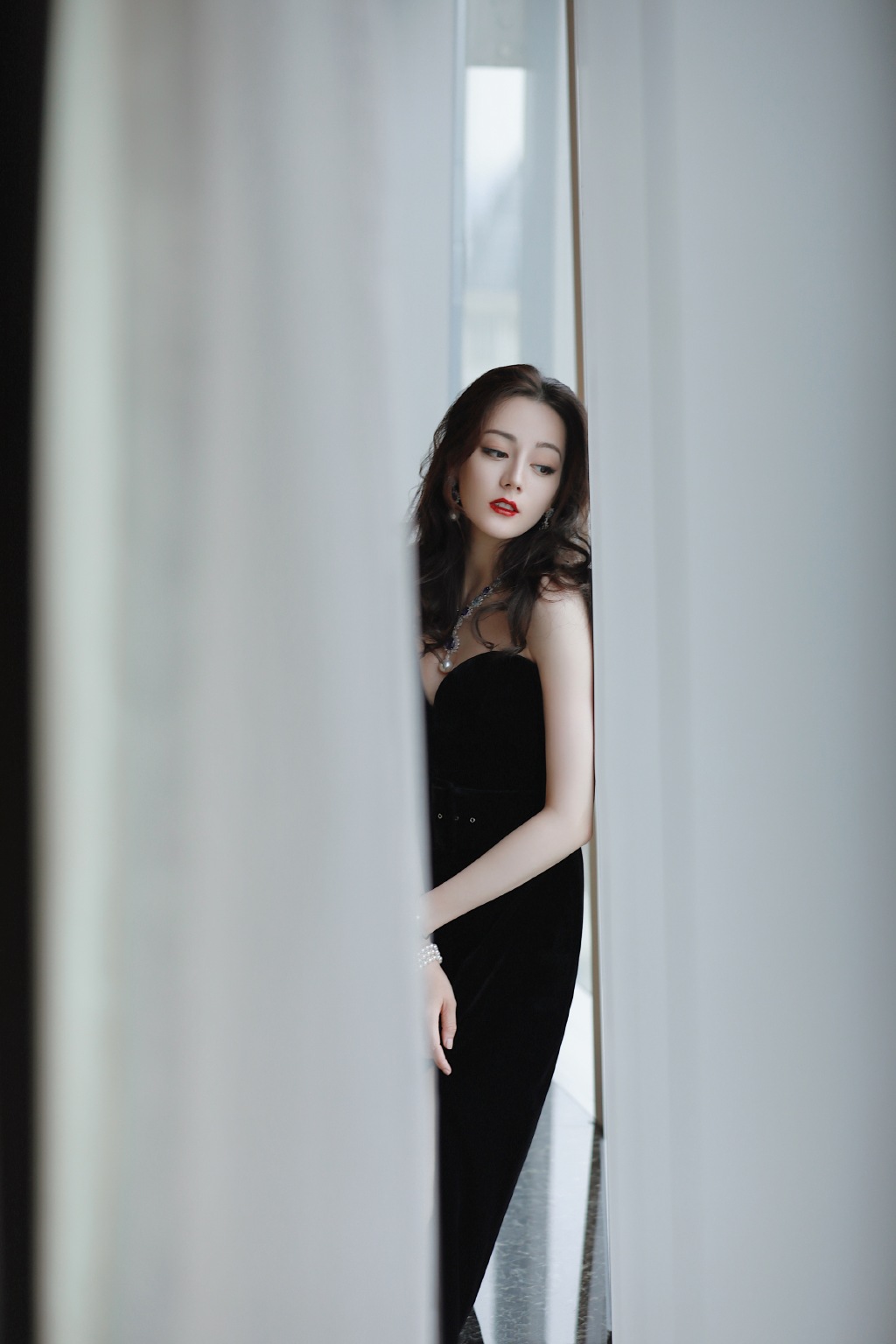 新疆乌鲁木齐美女演员迪丽热巴最新杂志写真图片图片