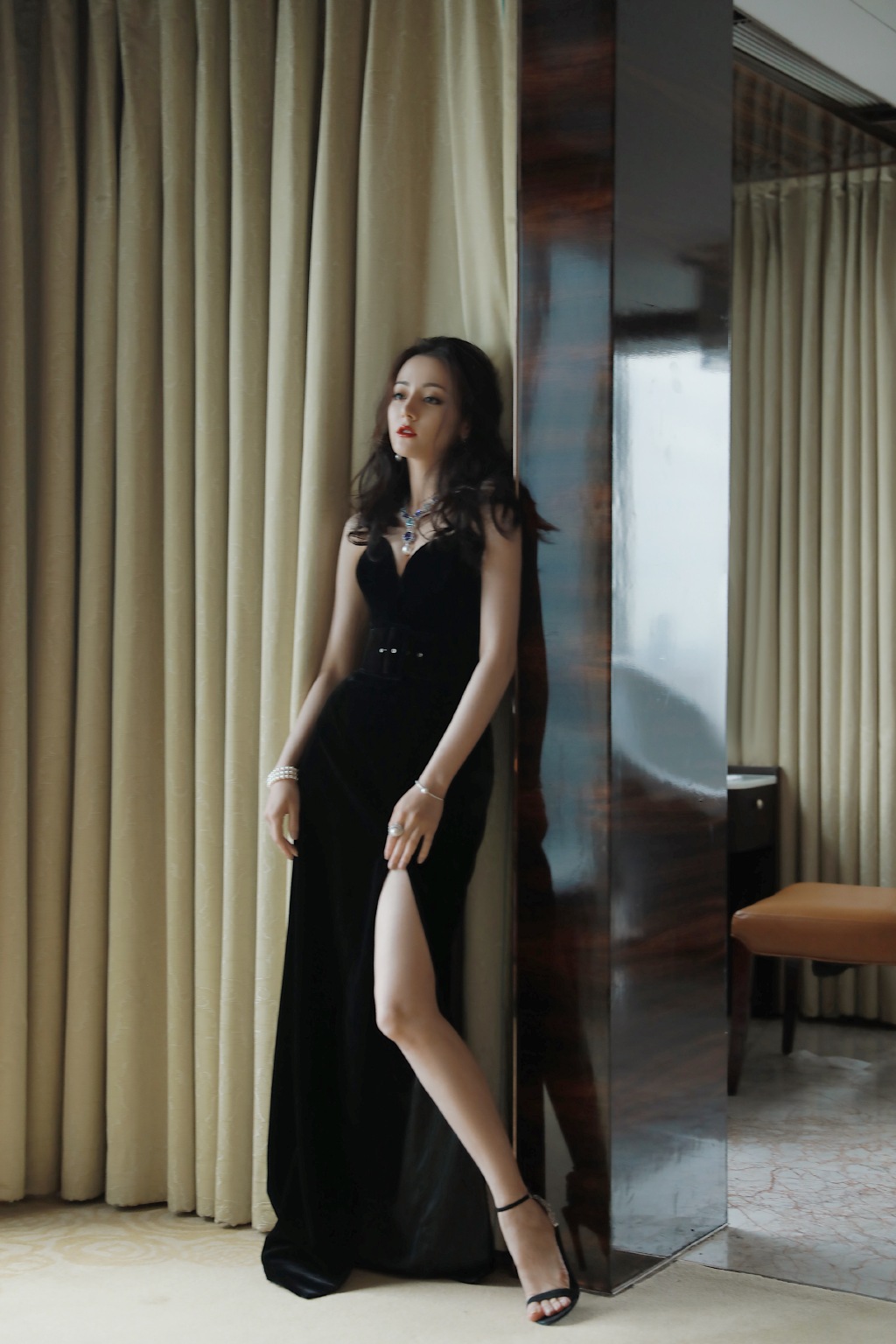 新疆乌鲁木齐美女演员迪丽热巴最新杂志写真图片图片