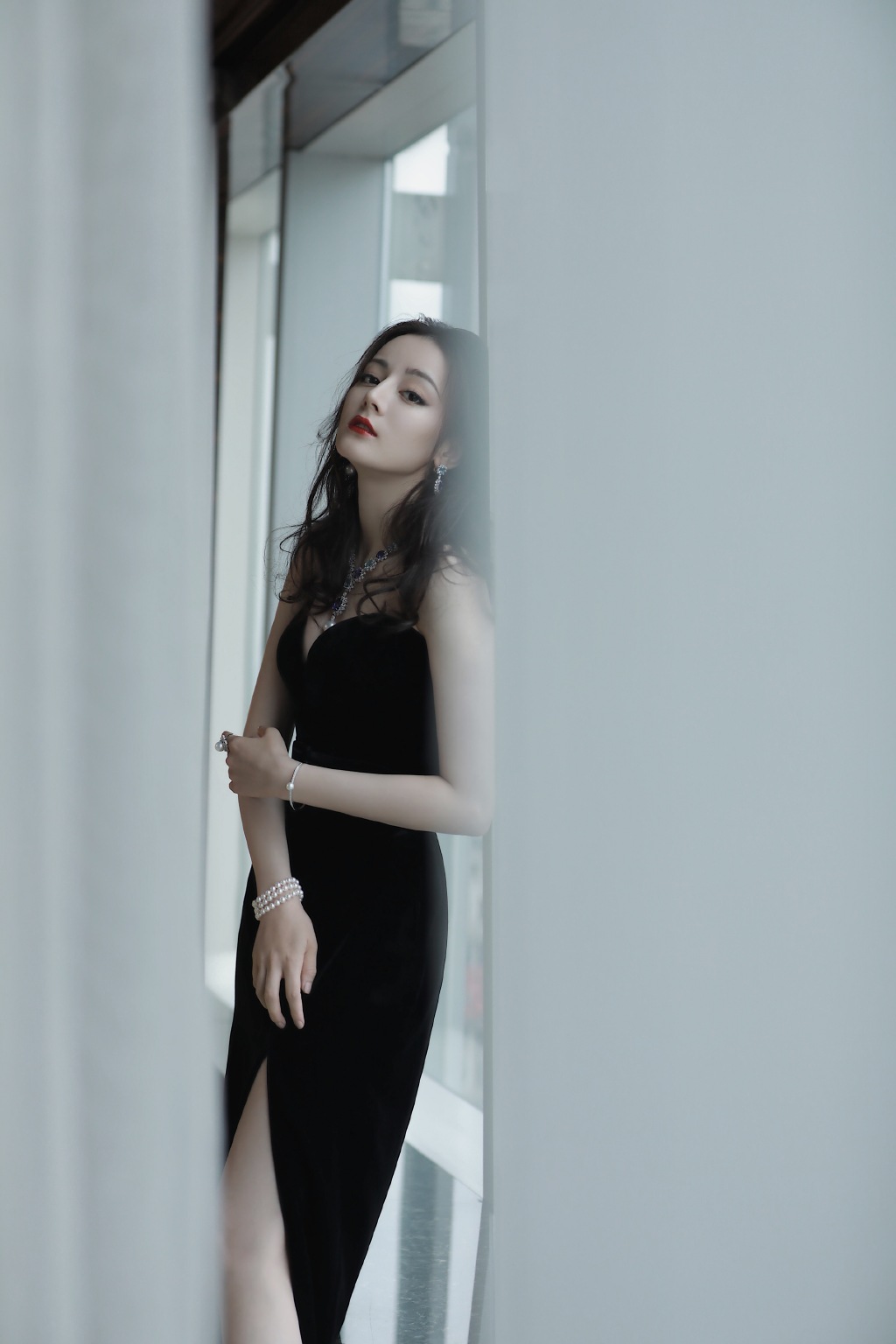 新疆乌鲁木齐美女演员迪丽热巴最新杂志写真图片图片