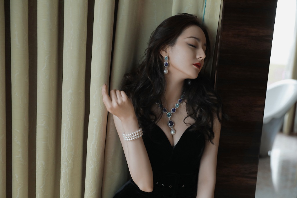 新疆乌鲁木齐美女演员迪丽热巴性感抹胸裙写真桌面壁纸图片