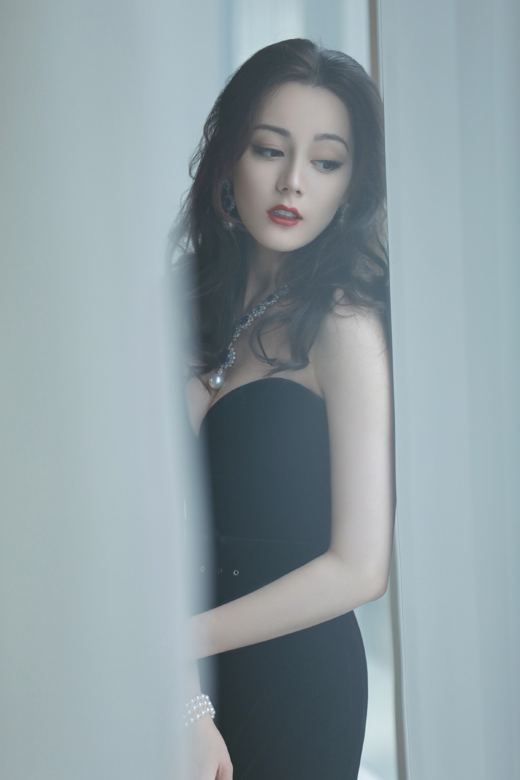 新疆乌鲁木齐美女演员迪丽热巴性感抹胸裙写真桌面壁纸图片