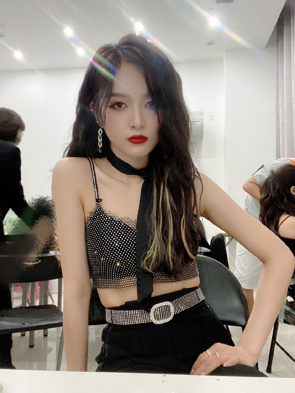 高清女明星吴宣仪酷美时尚高清手机壁纸图片