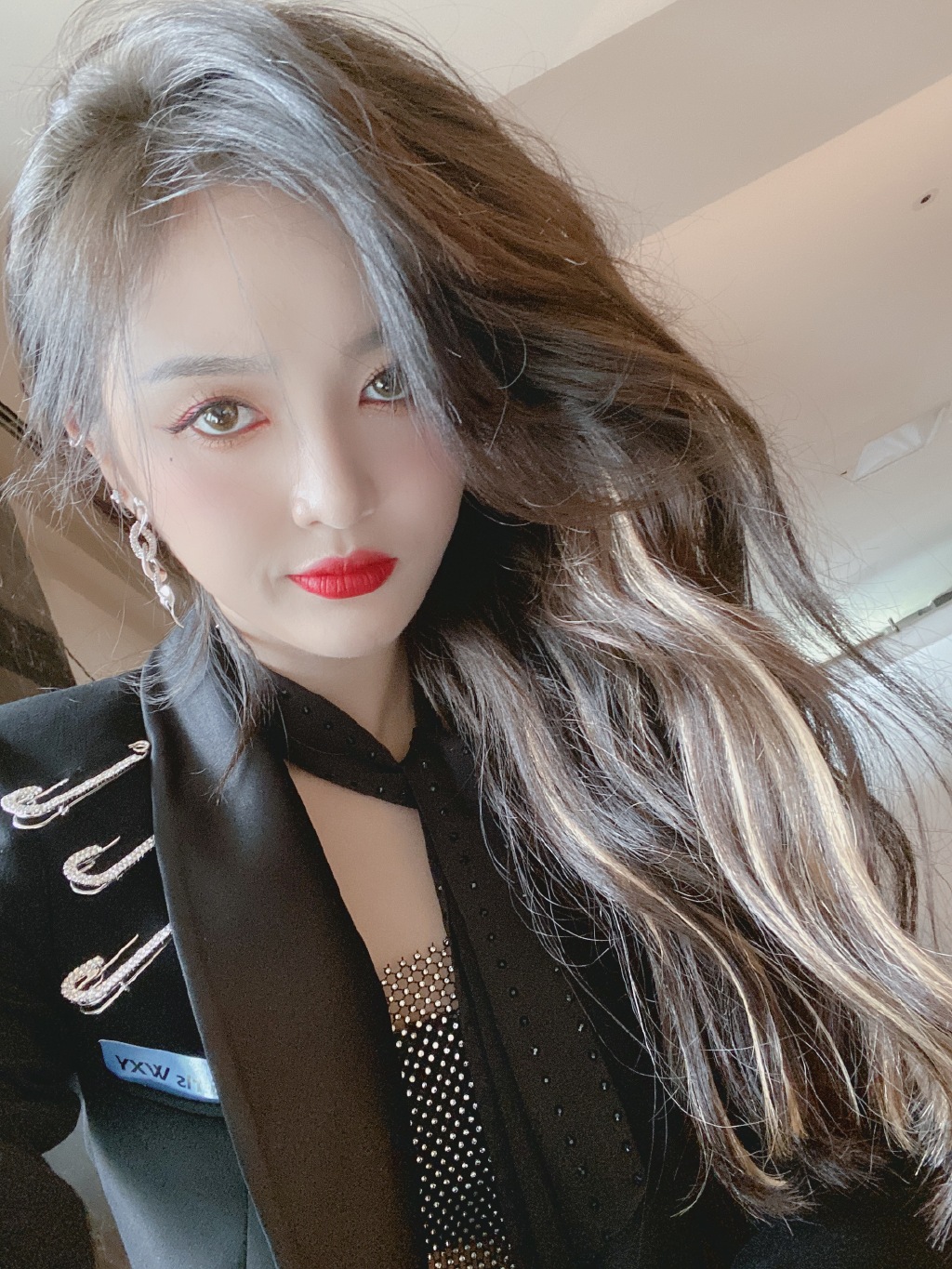 高清女明星吴宣仪酷美时尚高清手机壁纸图片