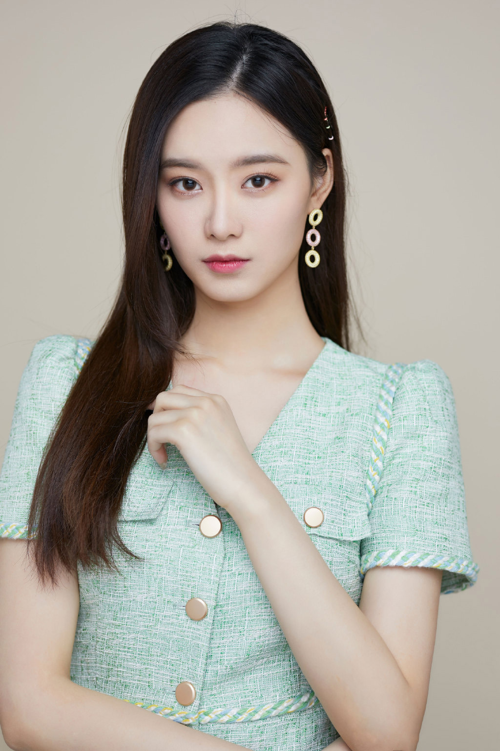 中国内地流行乐女歌手徐艺洋夏日清新风写真图片图片