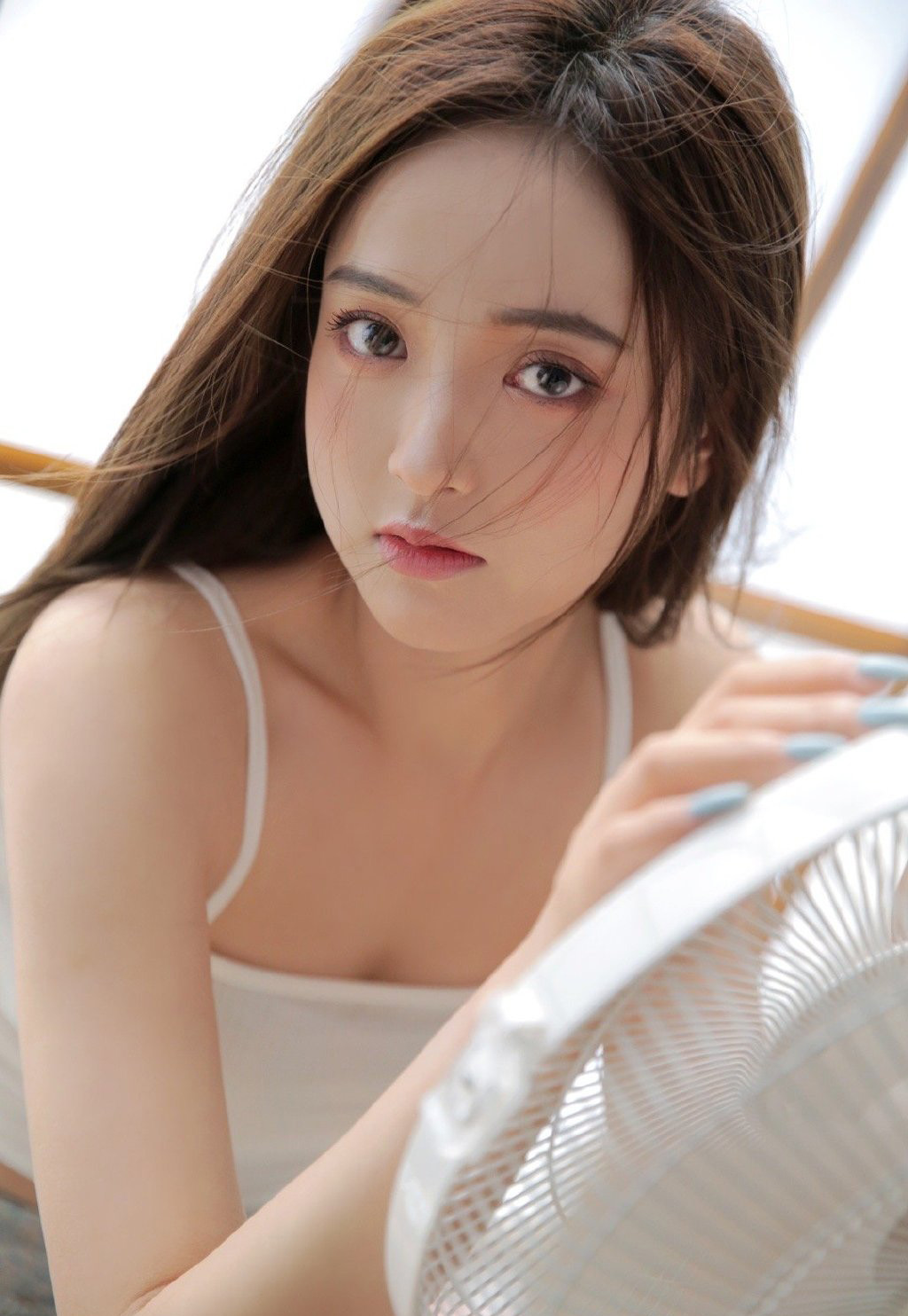 高清中越混血儿女演员钟丽缇抹胸洋装现身大秀雪白肌肤图片