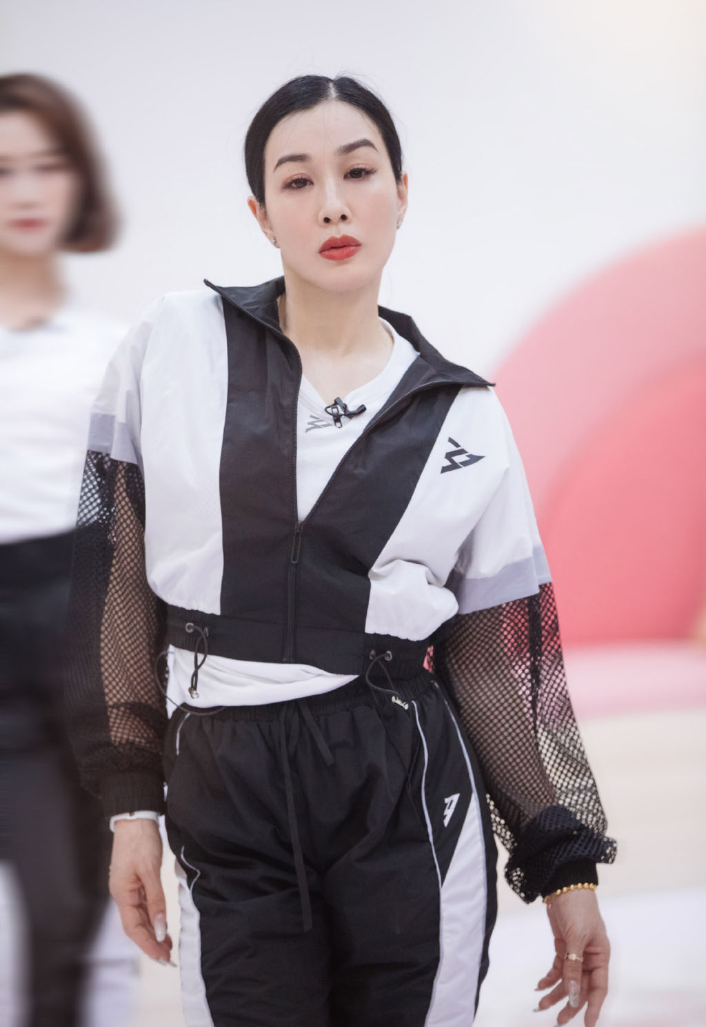 高清中越混血儿女演员钟丽缇抹胸洋装现身大秀雪白肌肤图片