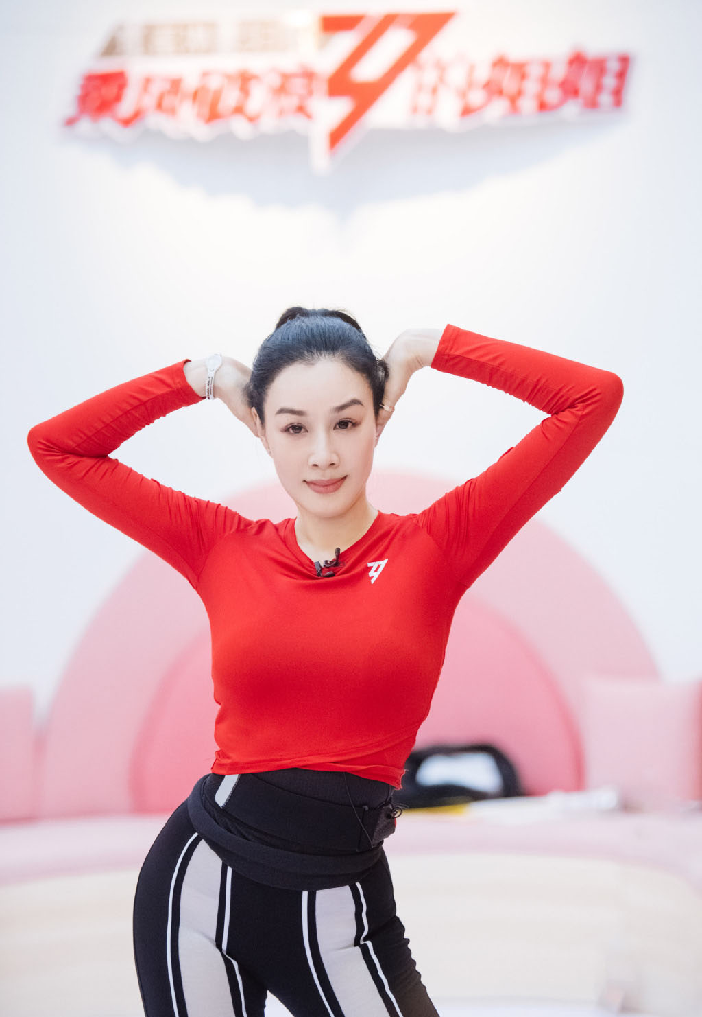 高清中越混血儿女演员钟丽缇抹胸洋装现身大秀雪白肌肤图片