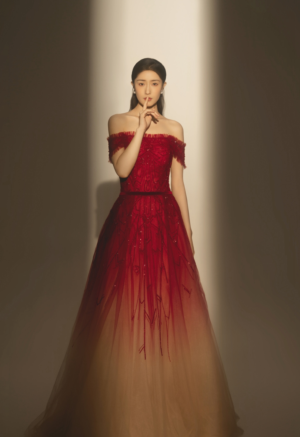 中国内地女演员王瑛瑛露肩裙性感写真图片图片
