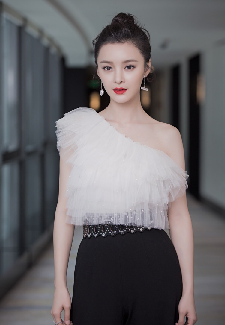 中国内地江苏省镇江女演员王瑞子斜肩上衣气质活动照图片图片