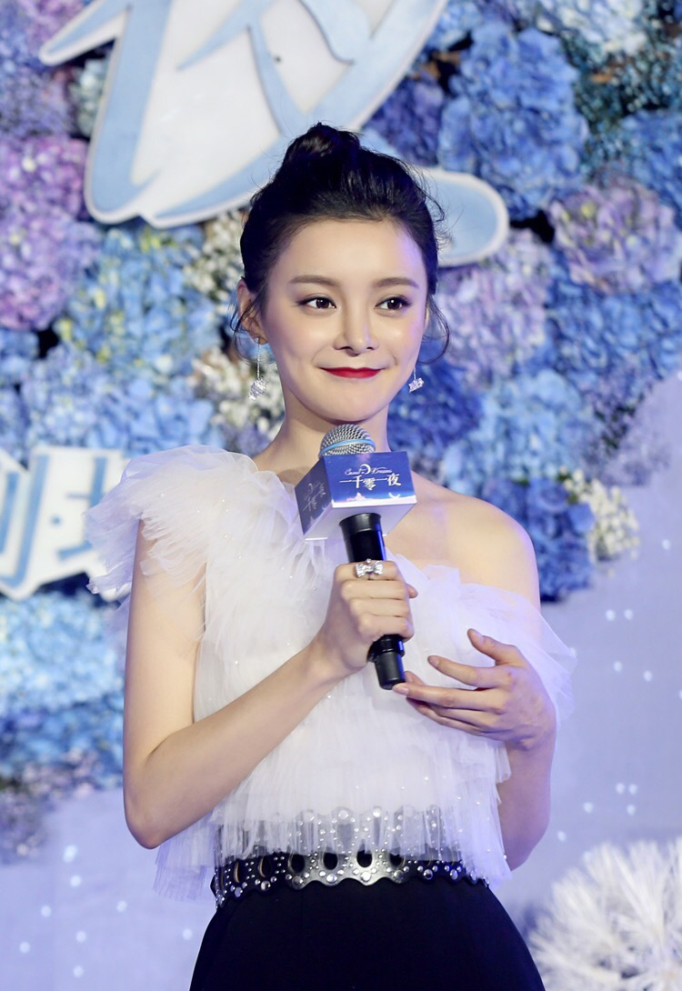 中国内地江苏省镇江女演员王瑞子斜肩上衣气质活动照图片图片