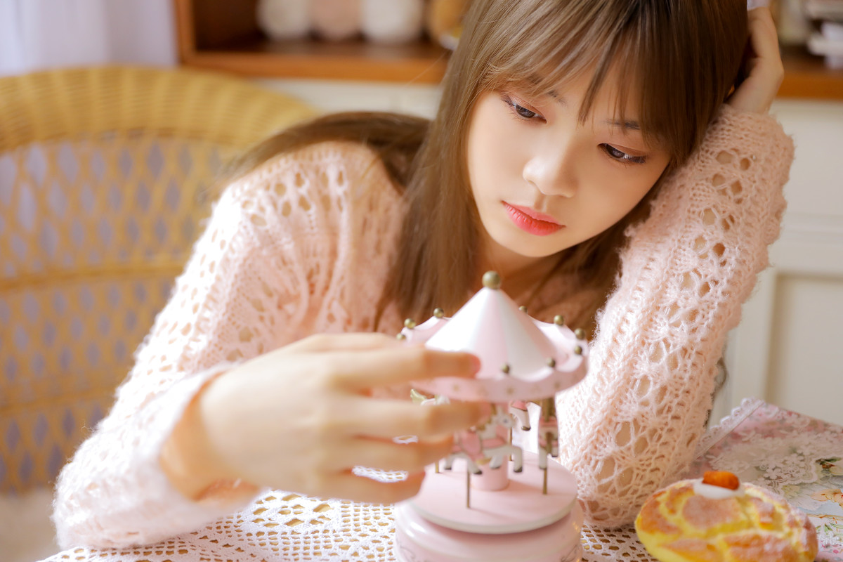 青春活力美少女性感养眼户外写真图片