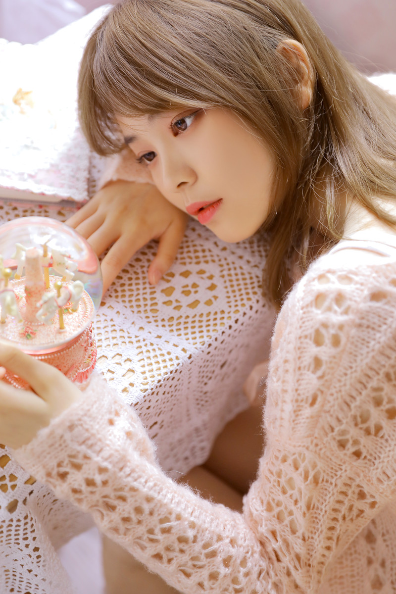 青春活力美少女性感养眼户外写真图片