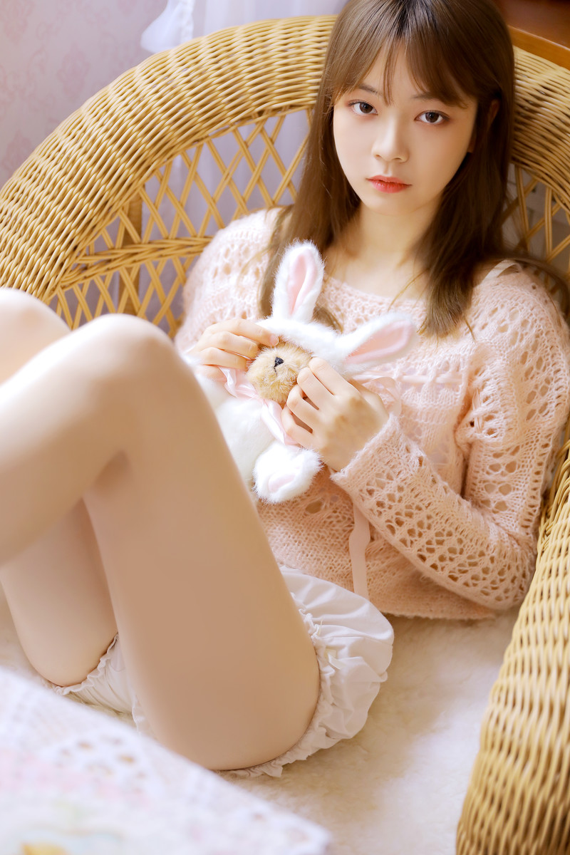 青春活力美少女性感养眼户外写真图片